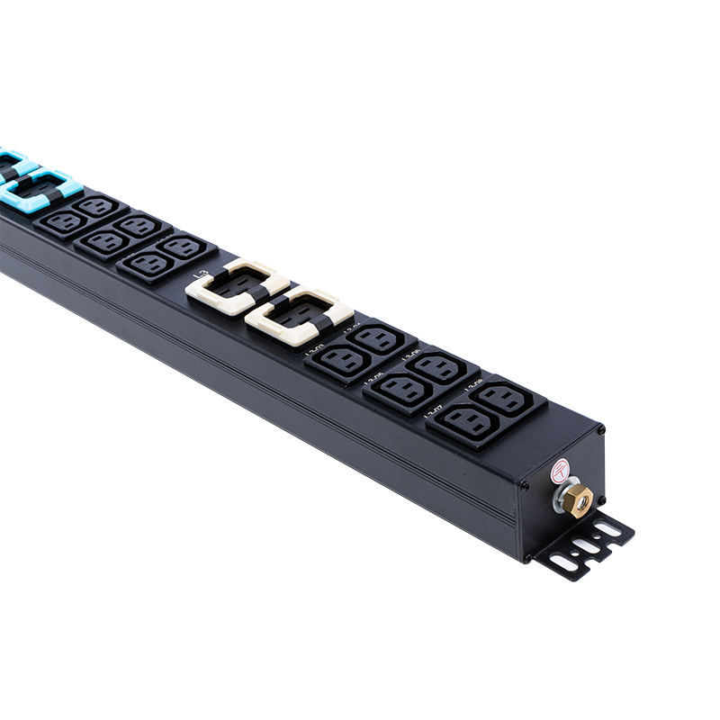 24 Outlet 3 Fase IEC C13 & C19 Soket Dapat Dikunci 1,5U Pemutus Sirkuit Magnetik Cair Vertikal Hot Swappable RS485 Meteran Rak PDU