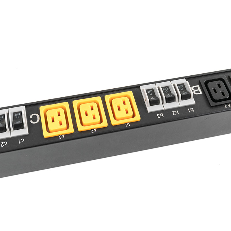 3-Fase 10-Outlet C13 C19 Pemutus Vertikal Perlindungan Kelebihan Beban Rak Beralih Pdu