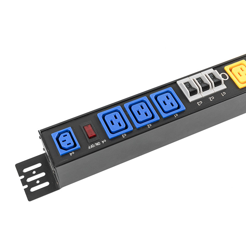 3-Fase 10-Outlet C13 C19 Pemutus Vertikal Perlindungan Kelebihan Beban Rak Beralih Pdu