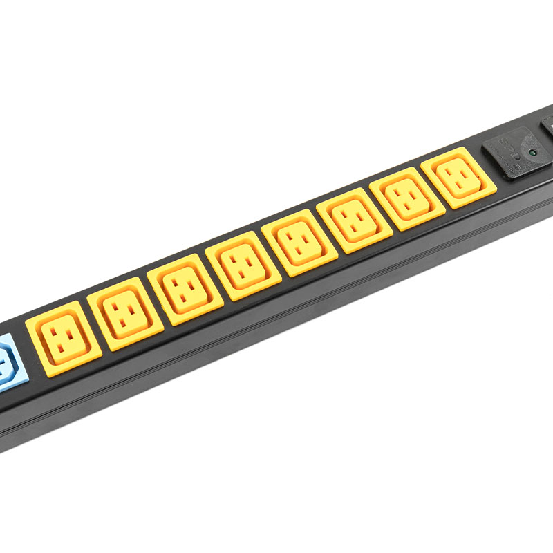 24-Outlet C13x16 C19x8 Pemutus Meter Tegangan Arus Digital Vertikal SPD Rak Beralih Pdu